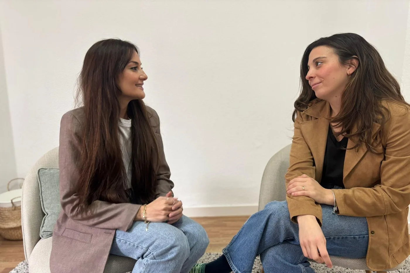 Marta y Beatriz conversando en las butacas de la consulta
