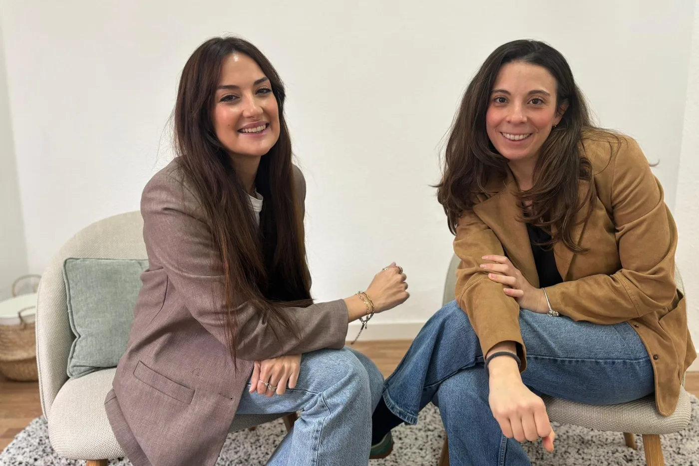 Marta y Beatriz, psicólogas de Psicoemoc, en la consulta