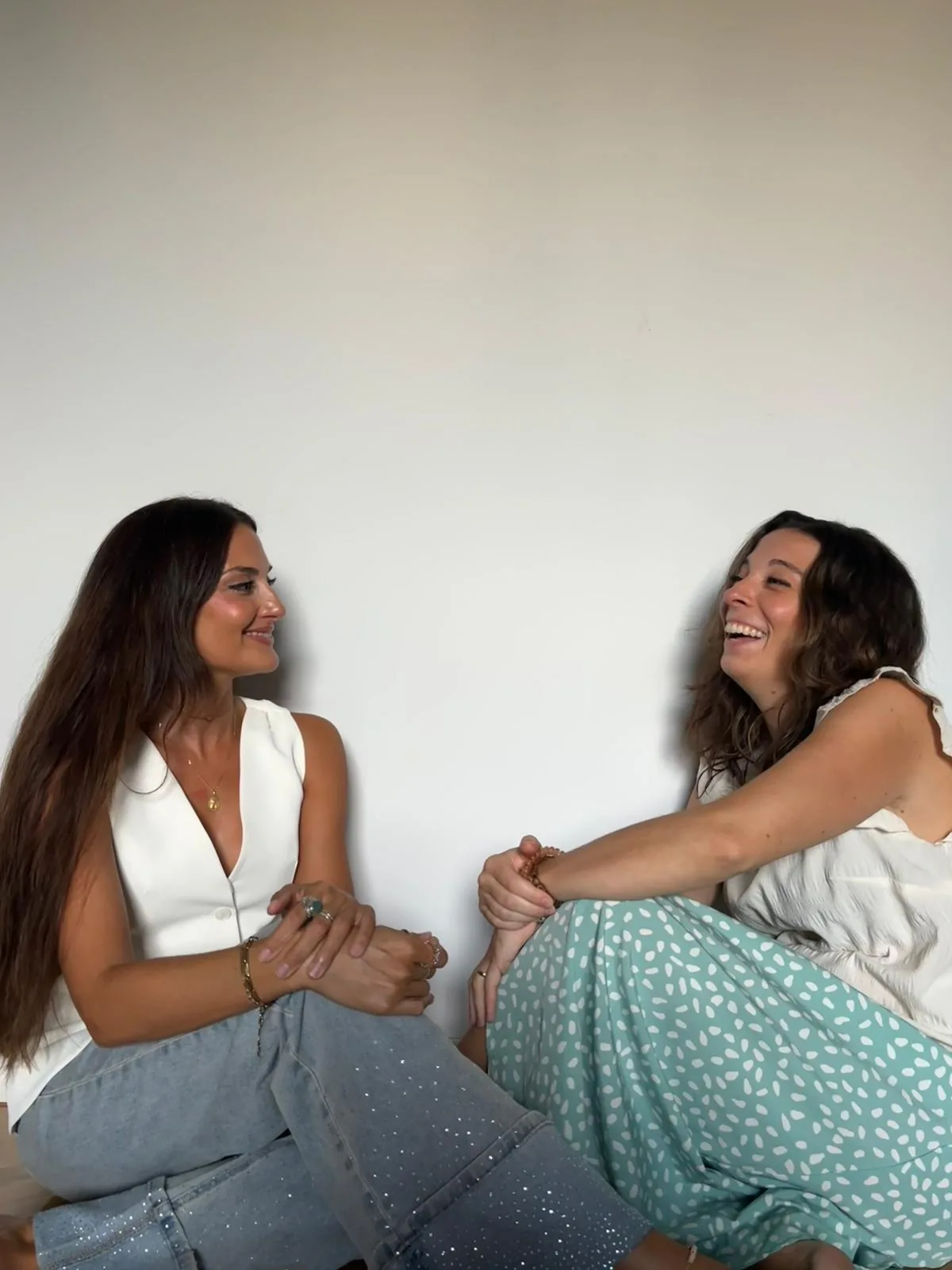 Marta y Beatriz, las psicólogas de Psicoemoc, sentadas y riendo